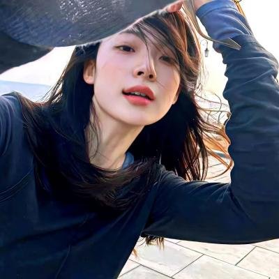 某影后之女豪车代步炫富，网友群嘲，前后半年引热议